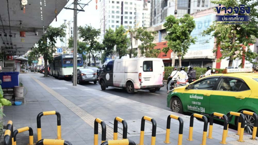 กรุงเทพฯ เดินหน้าแก้ปัญหารถจักรยานยนต์ขับขี่บนทางเท้า ติดตั้ง S-Guard ในพื้นที่คลองเตย ลดอุบัติเหตุแก่ประชาชนผู้ใช้ทางเดิน